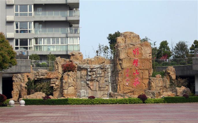 GRC假山制作追求主次分明，有主峰配峰次峰即可。