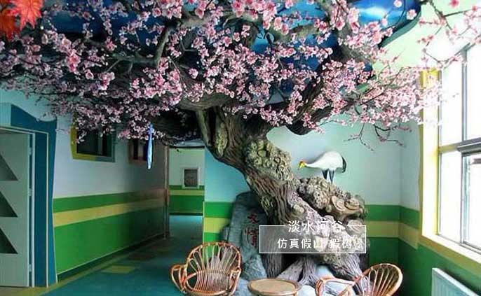仿真杏花樹的材質(zhì)分為水泥現(xiàn)場雕塑及玻璃鋼雕塑兩種