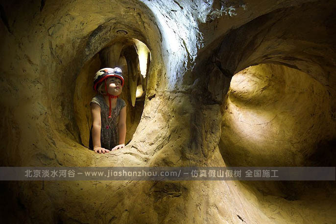 兒童樂(lè)園仿真山洞探險(xiǎn)是集運(yùn)動(dòng)、探險(xiǎn)、玩樂(lè)一體的項(xiàng)目