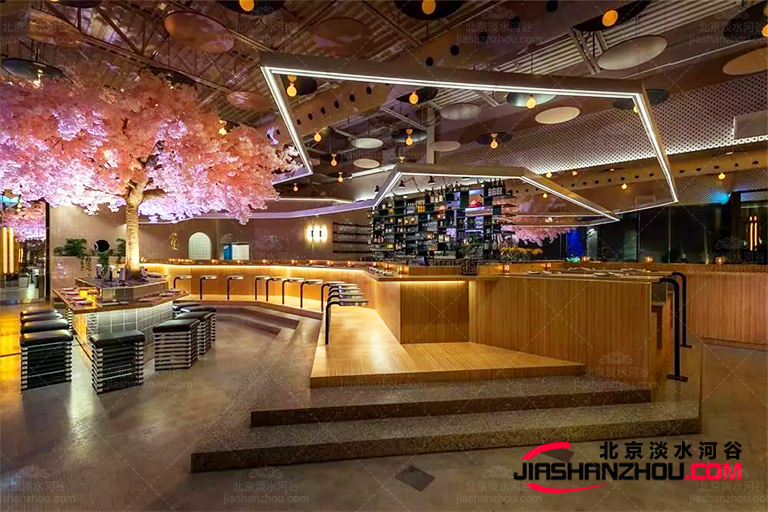 仿真樹與蘇荷酒吧SOHO室內(nèi)外其它裝飾元素完美搭配