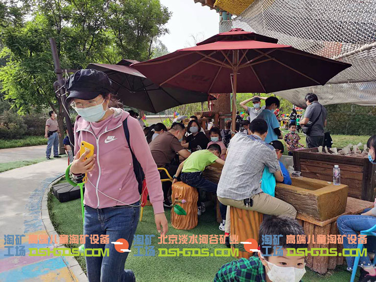 旅游區(qū)的客戶可以免費(fèi)試用淘礦工場(chǎng)的兒童淘礦設(shè)備