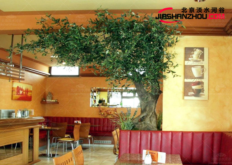 仿真樹木或假花木的出現(xiàn)大大提高了主人日常環(huán)境空間的審美感