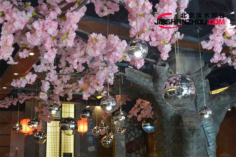 仿真樹(shù)不同于受季節(jié)限制的活樹(shù)它一年到頭都可以使用