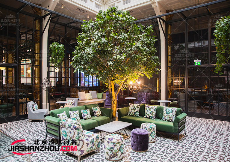 上海半島酒店的環(huán)境裝飾選仿真樹得到了很多酒店顧客贊美