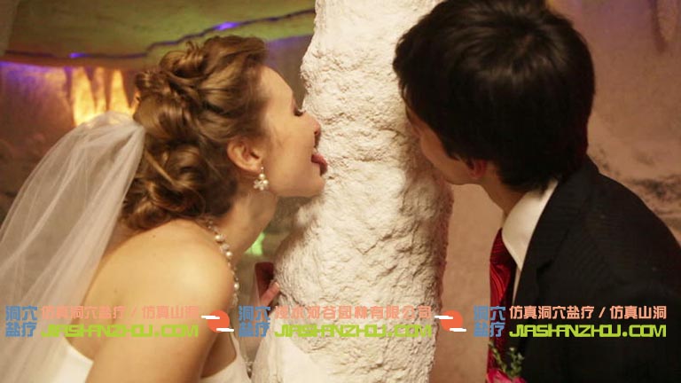 中國用鹽做成的仿真鹽洞酒店默認(rèn)游客隨意舔墻