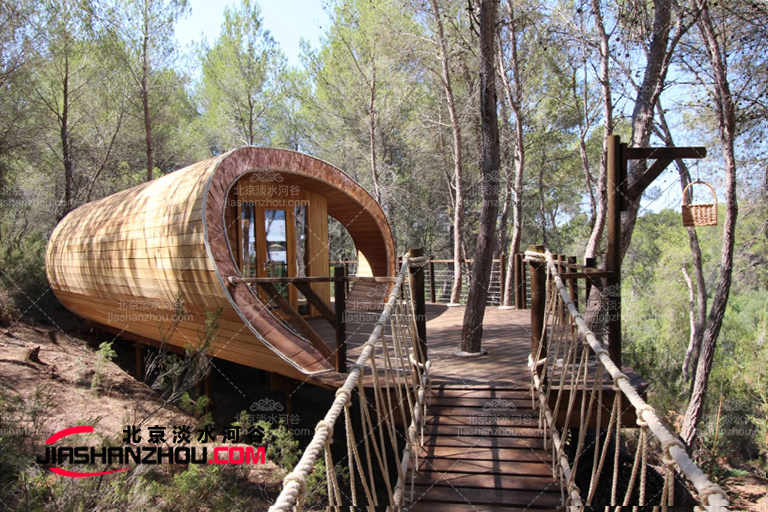 仿真樹屋構(gòu)想出理想的休憩住所并與周圍的美景和諧相處