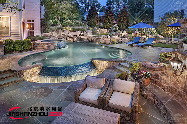 孩子們喜歡酒店塑石假山因為它是理想的捉迷藏勝地