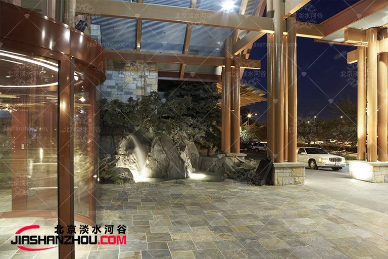 杭州憶泊城市酒店的塑石假山成功關(guān)鍵是到位的排水部分