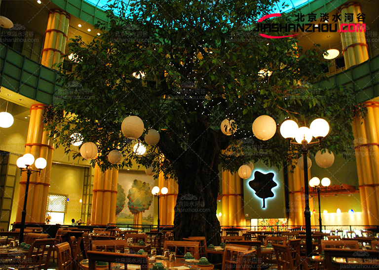 如何用人工仿真樹綠化裝飾秋天的房屋