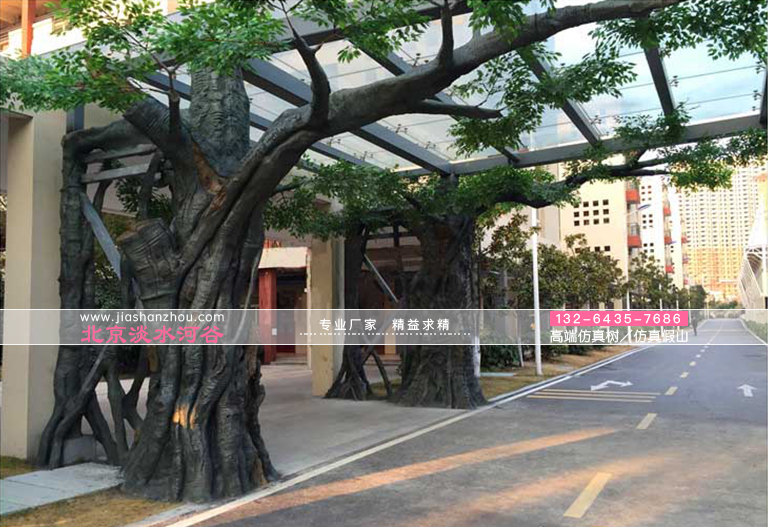 小區(qū)的仿真樹綠色環(huán)境是決定購買其中一所房屋的因素之一