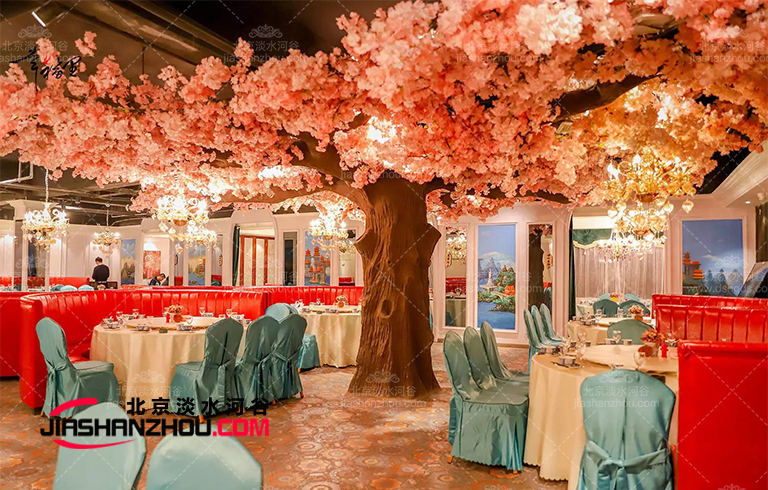 八米華麗花樹仿真樹以各種鮮艷色調(diào)出現(xiàn)是貼合時代的時髦