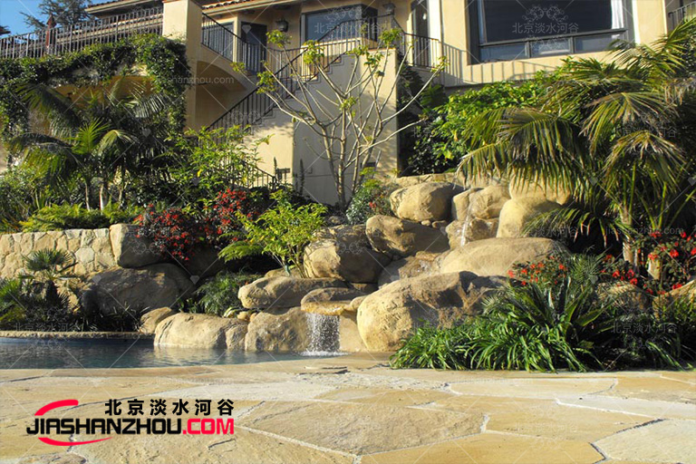 經(jīng)典f 格塑石假山將悠遠(yuǎn)寧?kù)o帶入西湖艾美酒店