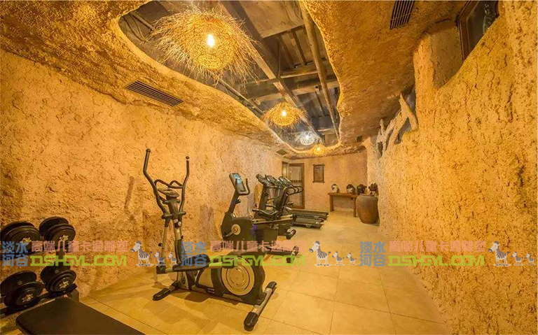 酷的山洞健身房在洞穴中鍛煉