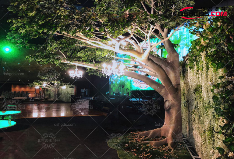 九米大型仿真樹(shù)擺放在環(huán)境適應(yīng)性及耐用性方面需考慮的點(diǎn)