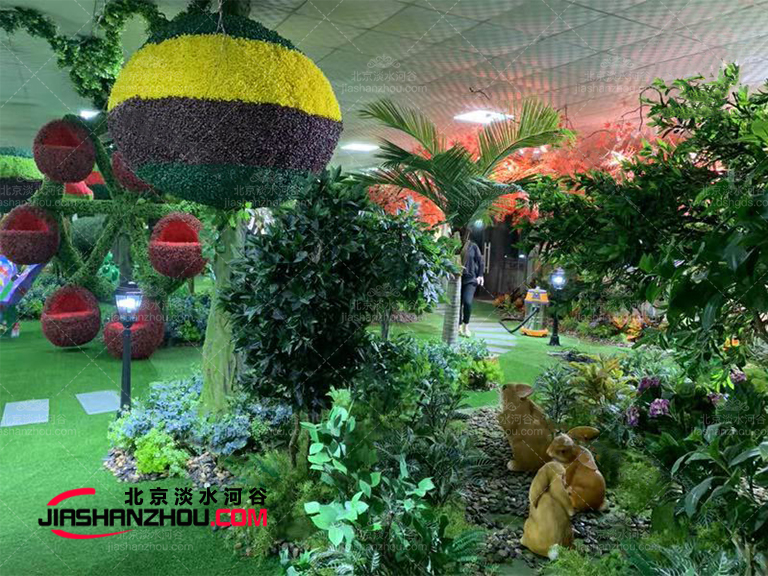 仿真樹和活植物共生營造好持久的花園環(huán)境