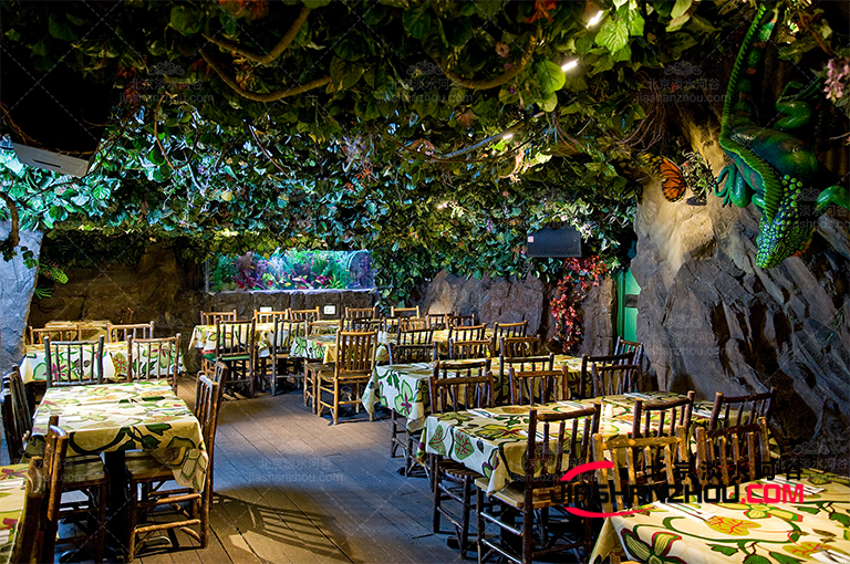 重慶拾味緣生態(tài)餐廳室內(nèi)仿真樹餐廳給您不同的美食體驗(yàn)