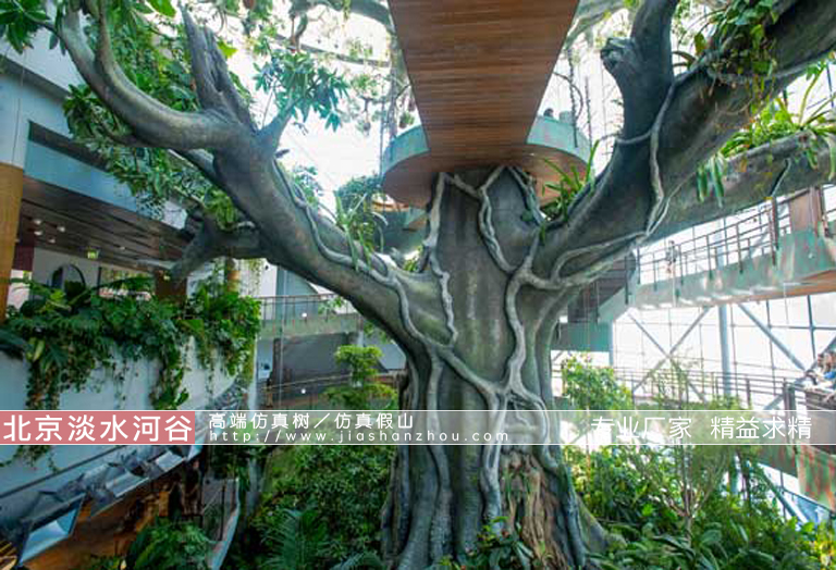 花園中的仿真樹(shù)和真樹(shù)一樣美觀尤其是冬天顯特色