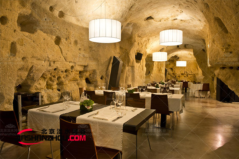 天然巖洞烤肉店不用去國外了國內(nèi)也有