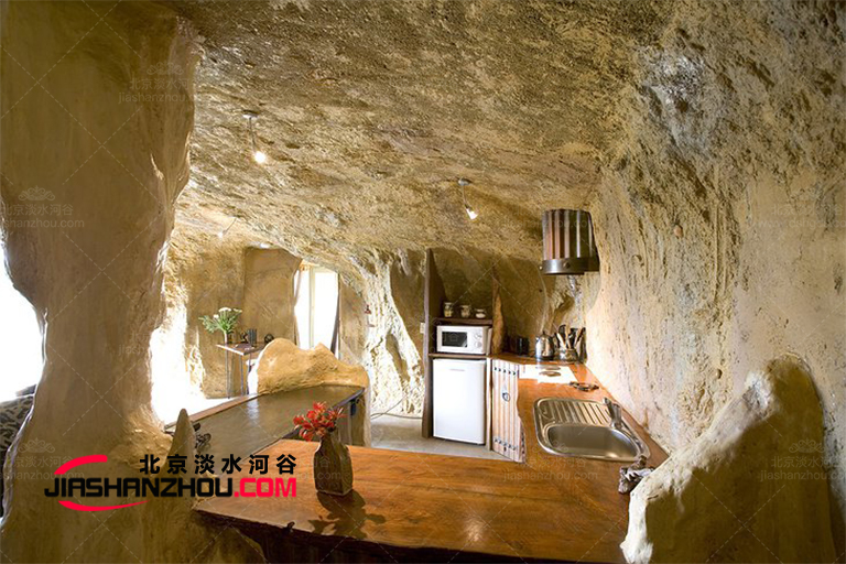 特拉福森人造洞穴酒店感受史前社會人類的居住生活