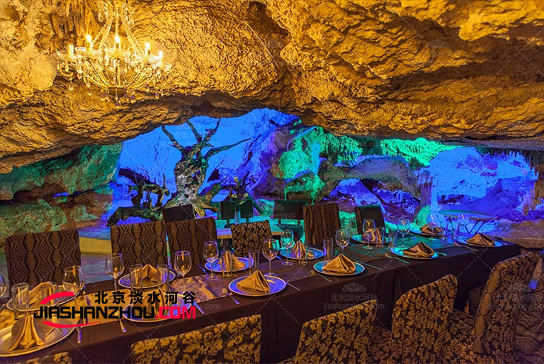 當(dāng)光線閃耀時(shí)仿真窯洞餐廳也讓人心動(dòng)不已