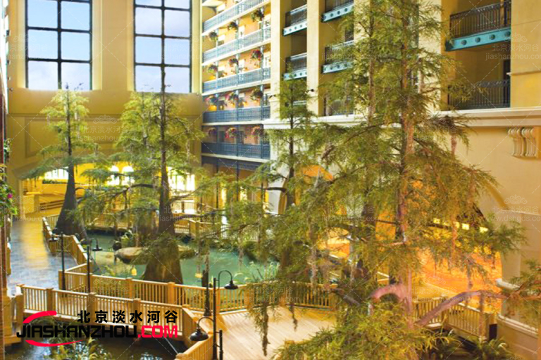 室內(nèi)景觀樹(shù)可以搭配很多的小掛件