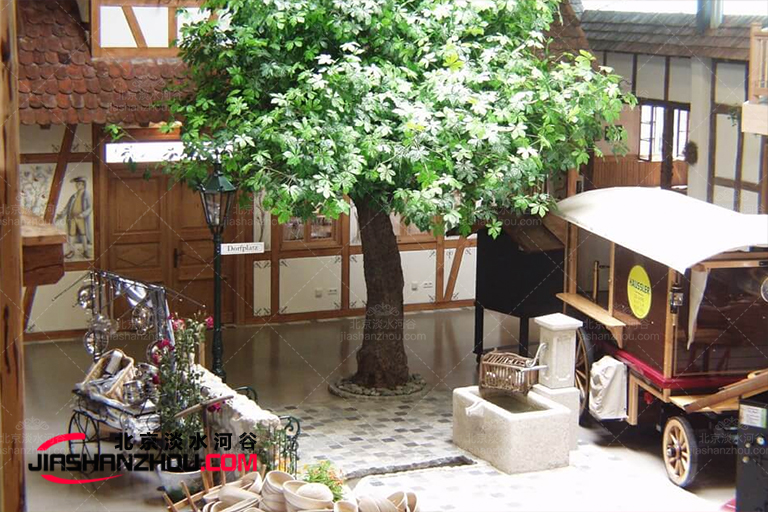 青海海洲國(guó)際廣場(chǎng)各種形狀和大小的仿真樹(shù)木安裝