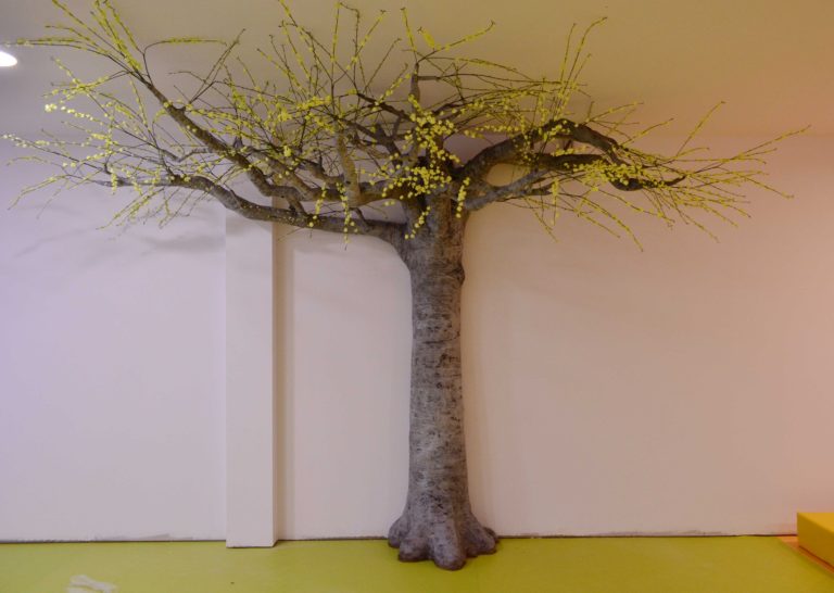 如何在幼兒園墻壁制作仿真樹(shù)