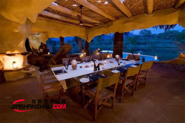 湖北湘西人工窯洞餐廳引來了許多“城里人”