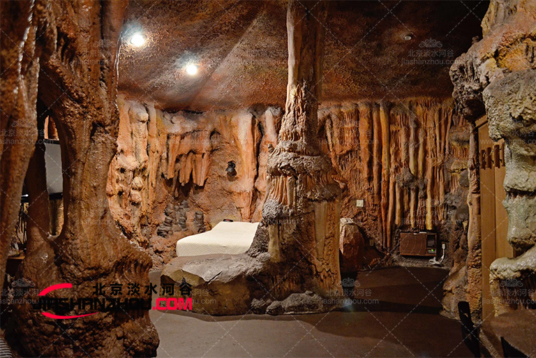 深圳皇冠假日仿真洞穴酒店用仿真樹皮墻板營造醒目的外觀