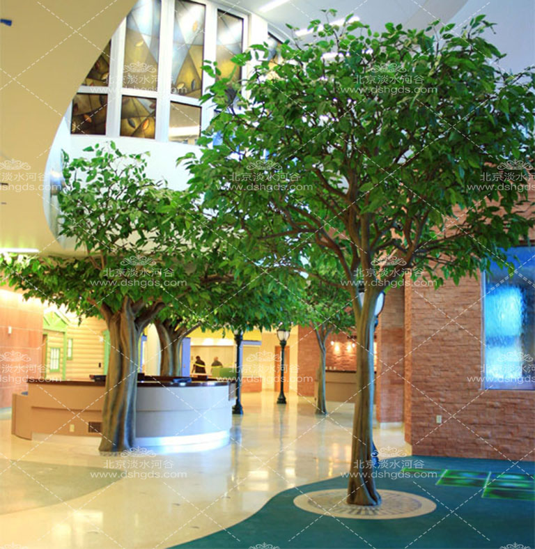 旅游中到處可見(jiàn)漂亮仿真樹(shù)