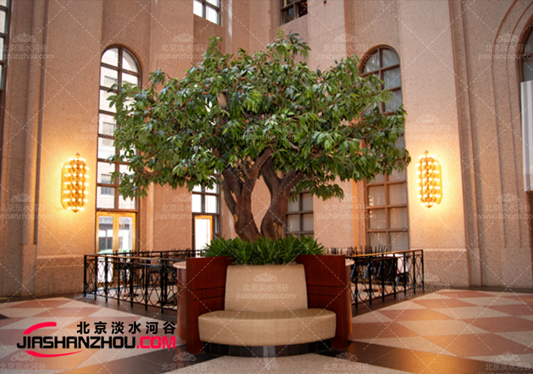 十一米大型仿真樹提供的大膽顏色和不尋常的裝飾