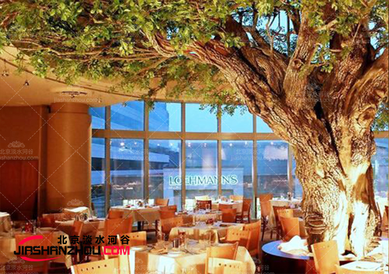 仿真樹上裝飾花環(huán)會漂亮要不進來看看