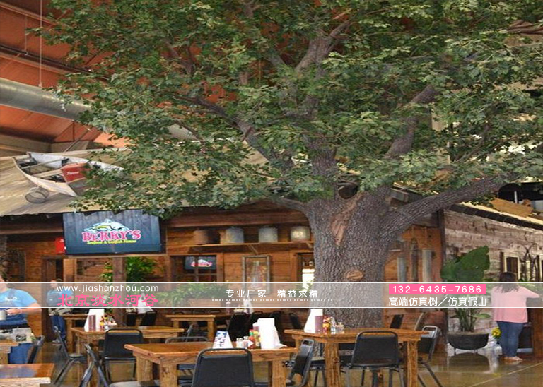 仿真假樹在節(jié)假日從商場到樂園無處不在