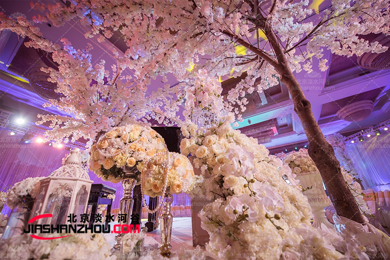 婚禮用仿真樹布置現(xiàn)場的案例細節(jié)反套路的仿真樹婚禮布置效果滿分