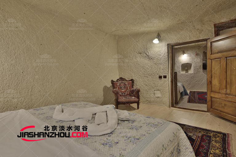 改造為仿真巖洞旅游客棧后鄉(xiāng)野別墅實(shí)現(xiàn)華麗大變身