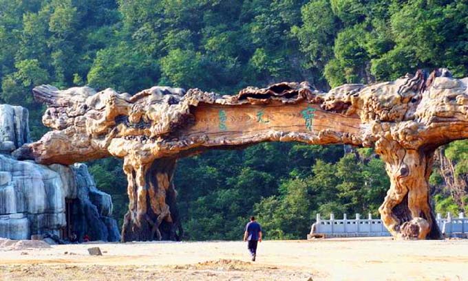 仿真樹大門顏色優(yōu)美多樣，造型返璞歸真