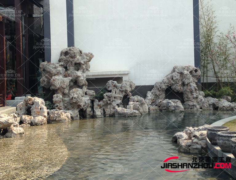 其實(shí)塑石假山是一種藝術(shù)來源于中國的古代園林景觀藝術(shù)