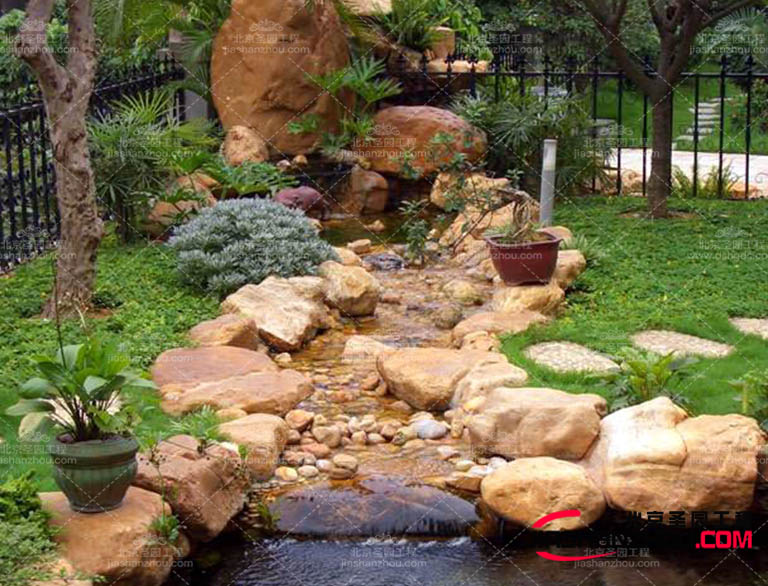 塑石假山可以模仿自然山石的形態(tài)和紋理，用于園林景觀中
