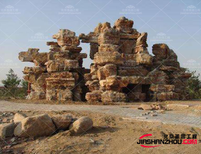 塑石假山是古代與現(xiàn)代藝術(shù)為一體的藝術(shù)設(shè)計，更加的宏偉