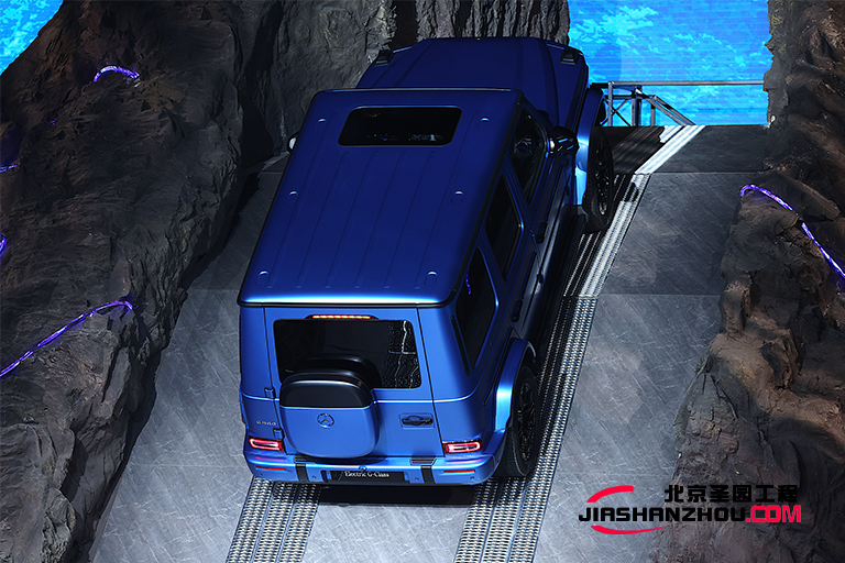 奔馳越野車(chē)爬假山 塑石假山還能這么玩兒