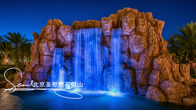 16x9_這是一處戶外景觀場景_主體是大型假山瀑布_假山模仿自然巖石形態(tài)_.png