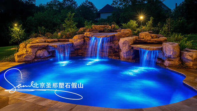 16x9_夜間的戶外景觀泳池_泳池以大量真實(shí)巖石或仿巖石材料打造出高低錯(cuò)落 (4).png