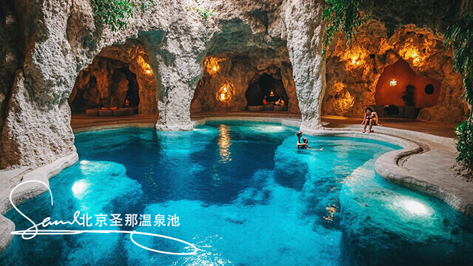 16x9_酒店內(nèi)一個(gè)極具特色的洞穴泳池景觀_洞穴由巖石構(gòu)成_內(nèi)部是澄澈的3 (1).png