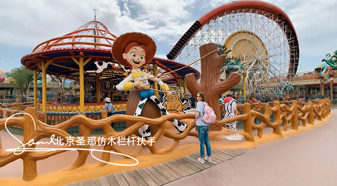 jimeng-2025-06-25-2592-正在施工制作的旅游區(qū)樓梯室外安全圍欄設(shè)計(jì)制作過(guò)程，美工正在施工制作，先用鋼筋焊接....jpeg